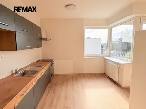 Pronájem bytu 4+kk, Velký Osek, U hřiště, 84 m2