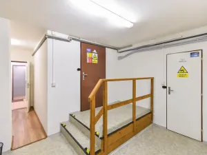 Prodej obchodního prostoru, Praha - Horní Počernice, Komárovská, 210 m2
