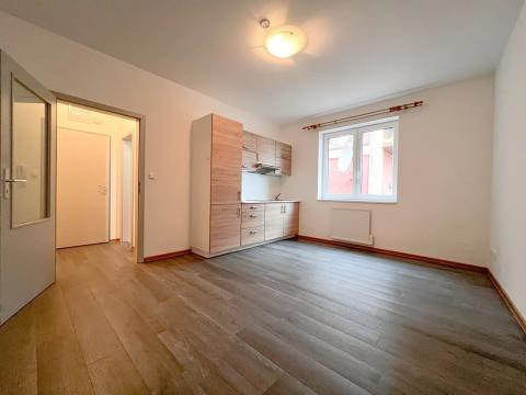 Pronájem bytu 1+kk, Humpolec, Dolní náměstí, 29 m2