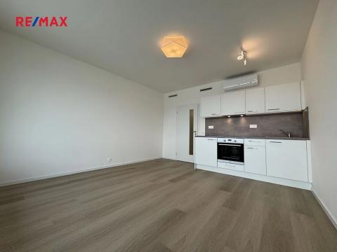 Pronájem bytu 1+kk, Praha - Hloubětín, Kolbenova, 35 m2