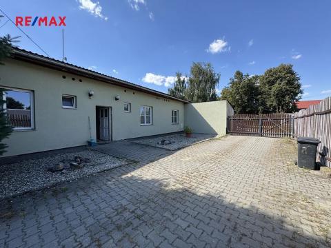 Prodej výrobních prostor, Loučany, 880 m2