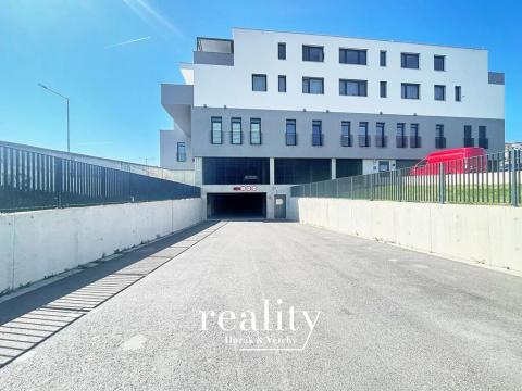 Pronájem garážového stání, Znojmo, Kosmákova, 16 m2