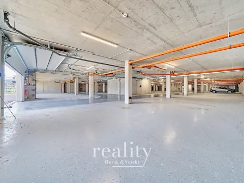 Pronájem garážového stání, Znojmo, Kosmákova, 17 m2