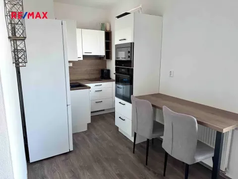 Pronájem bytu 1+kk, Praha - Pitkovice, Strakošová, 32 m2