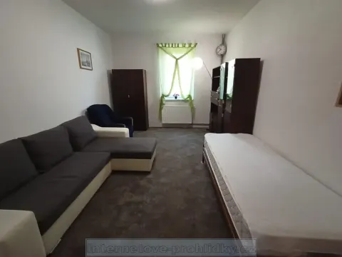 Pronájem bytu 1+1, Praha - Holyně, U vápenice, 43 m2