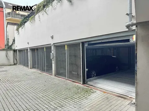 Prodej garážového stání, Praha - Smíchov, Holečkova, 13 m2